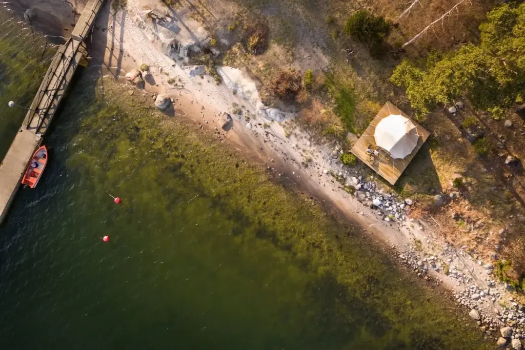 Fågelvy över tält vid stranden